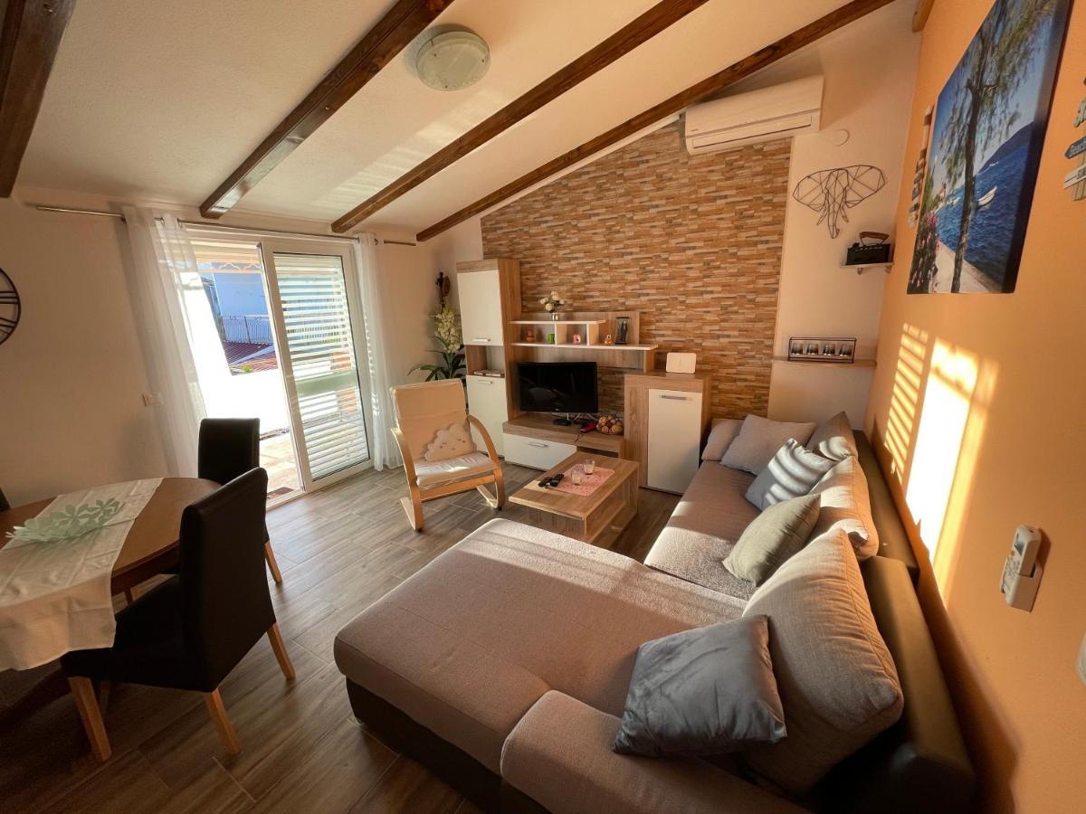 Orangerie Apartment Kastela Bagian luar foto